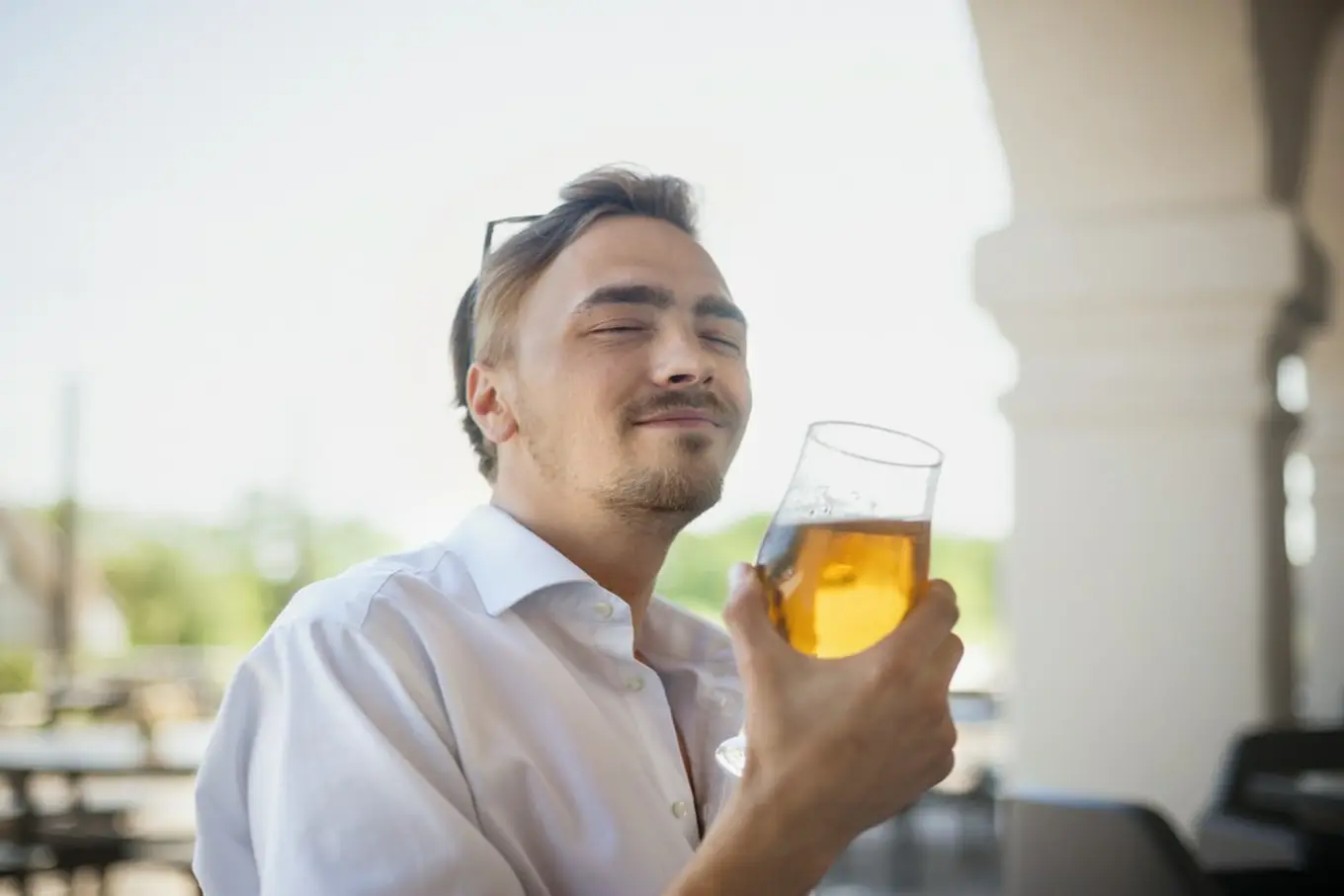 mężczyzna degustuje piwo